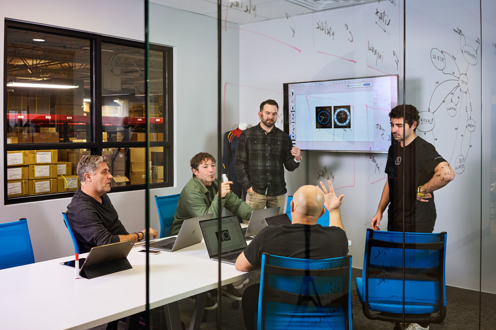 Đội ngũ thiết kế Oceanic+, từ trái qua phải: Olivier Laguette, Mike Huish, Nick Hollis, Andrea Silvestri, và Niccolò Consolazio.