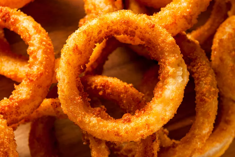 Một cựu đầu bếp của McDonald's gần đây đã dùng TikTok để giải thích lý do tại sao công ty này chưa bao giờ phục vụ hành tây chiên khoanh ở Hoa Kỳ.