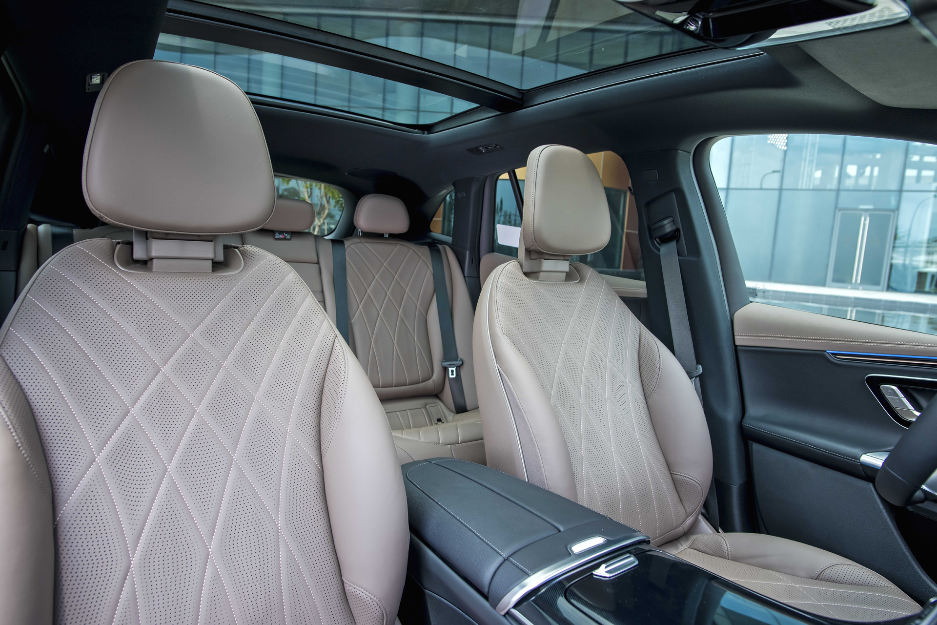Mercedes EQE 500 4Matic – SUV thuần điện cỡ trung giá 4 tỷ đồng