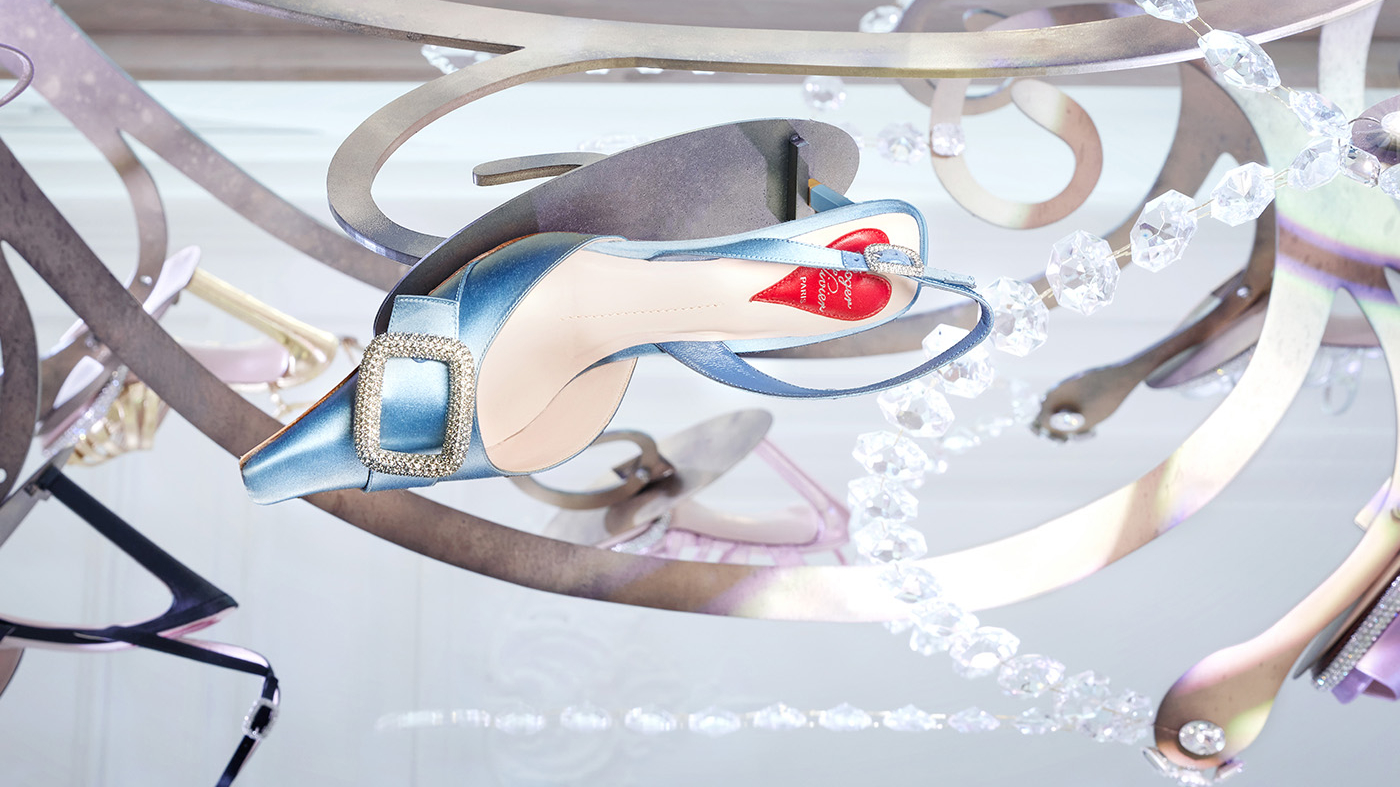 Ra mắt Roger Vivier xuân hè 2024 tại triển lãm Les Éléments Vivier