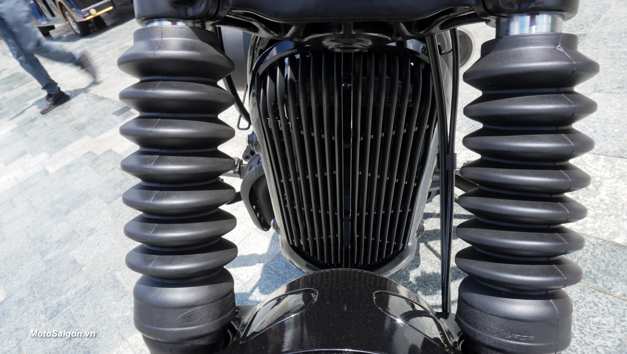 hyosung-gv300s-bobber-cruiser-gia-xe-2024-motosaigon-01.jpg