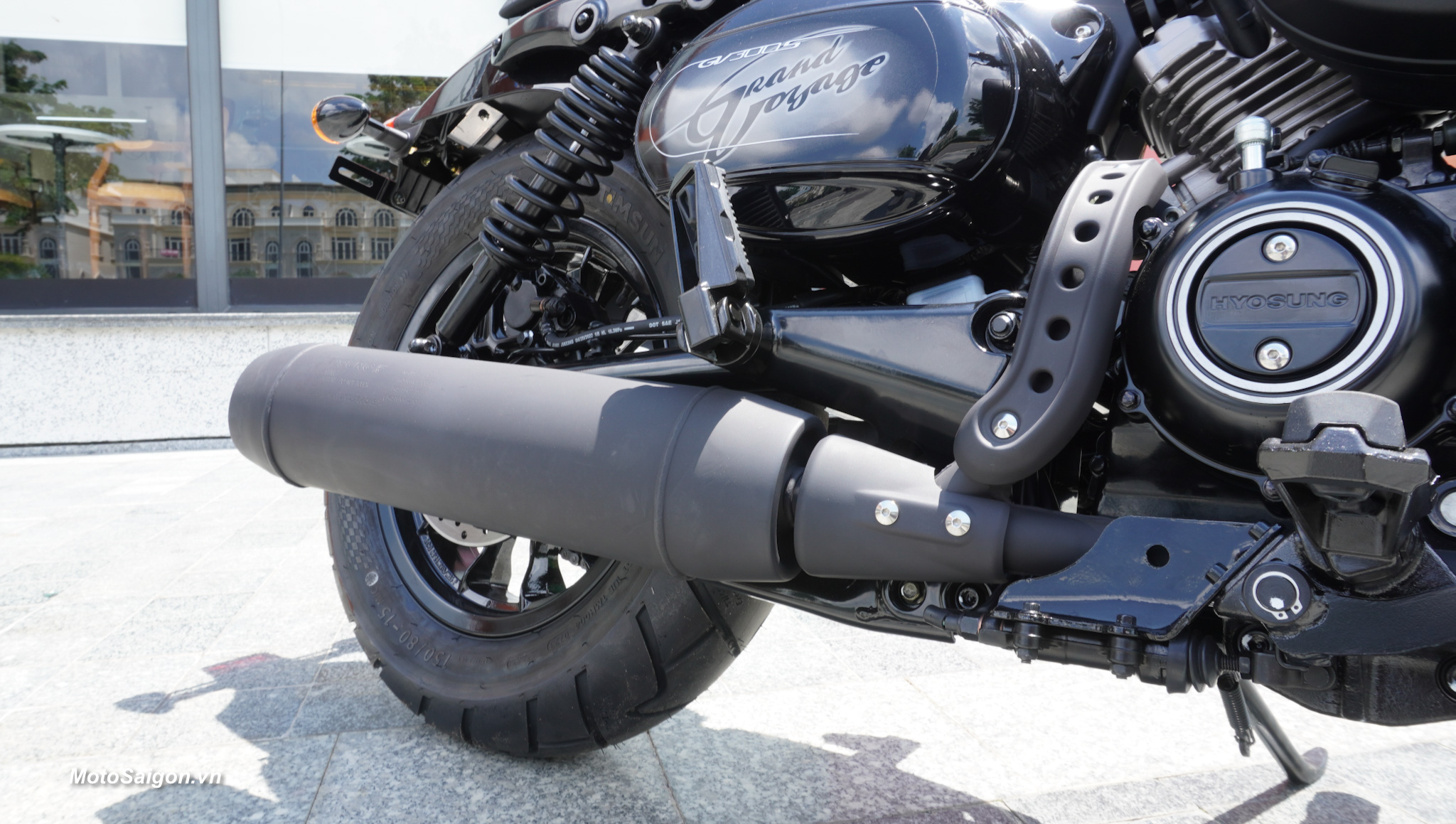 hyosung-gv300s-bobber-cruiser-gia-xe-2024-motosaigon-06.jpg