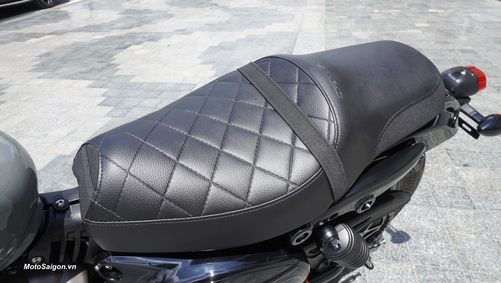 hyosung-gv300s-bobber-cruiser-gia-xe-2024-motosaigon-09.jpg