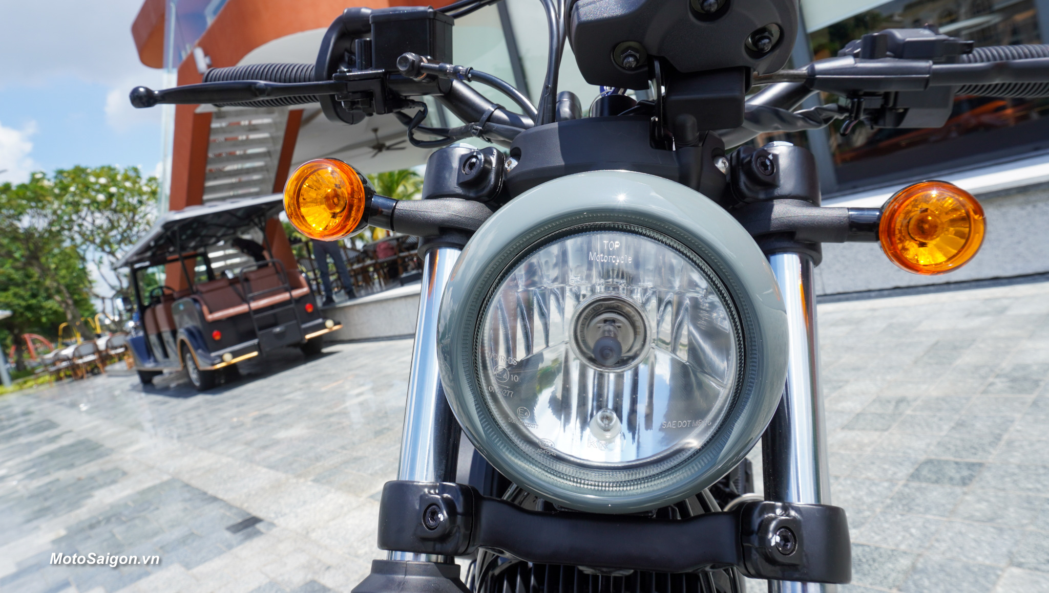 hyosung-gv300s-bobber-cruiser-gia-xe-2024-motosaigon-12.jpg