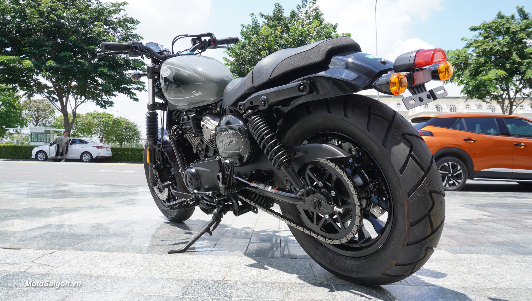 hyosung-gv300s-bobber-cruiser-gia-xe-2024-motosaigon-17.jpg