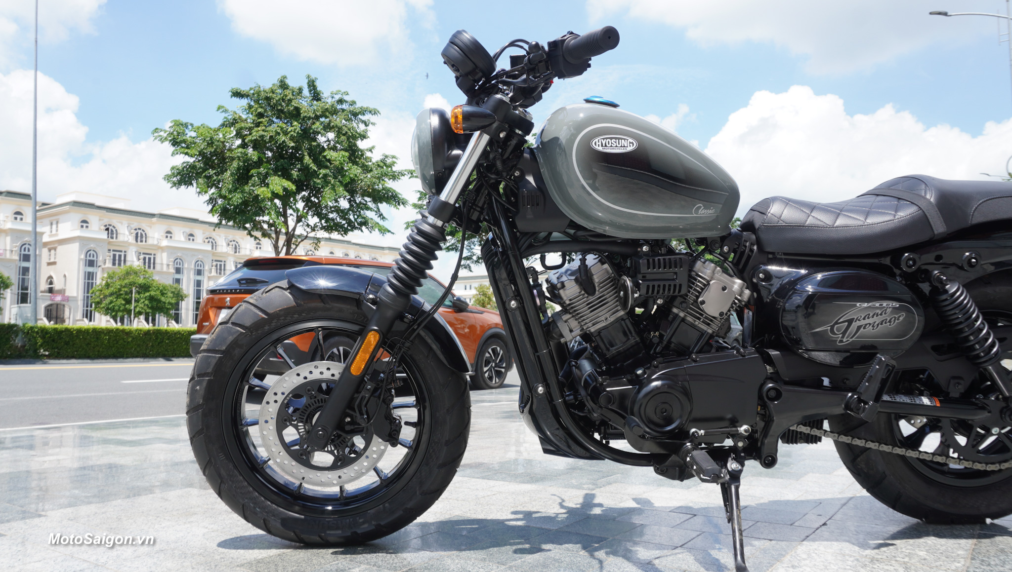 hyosung-gv300s-bobber-cruiser-gia-xe-2024-motosaigon-19.jpg