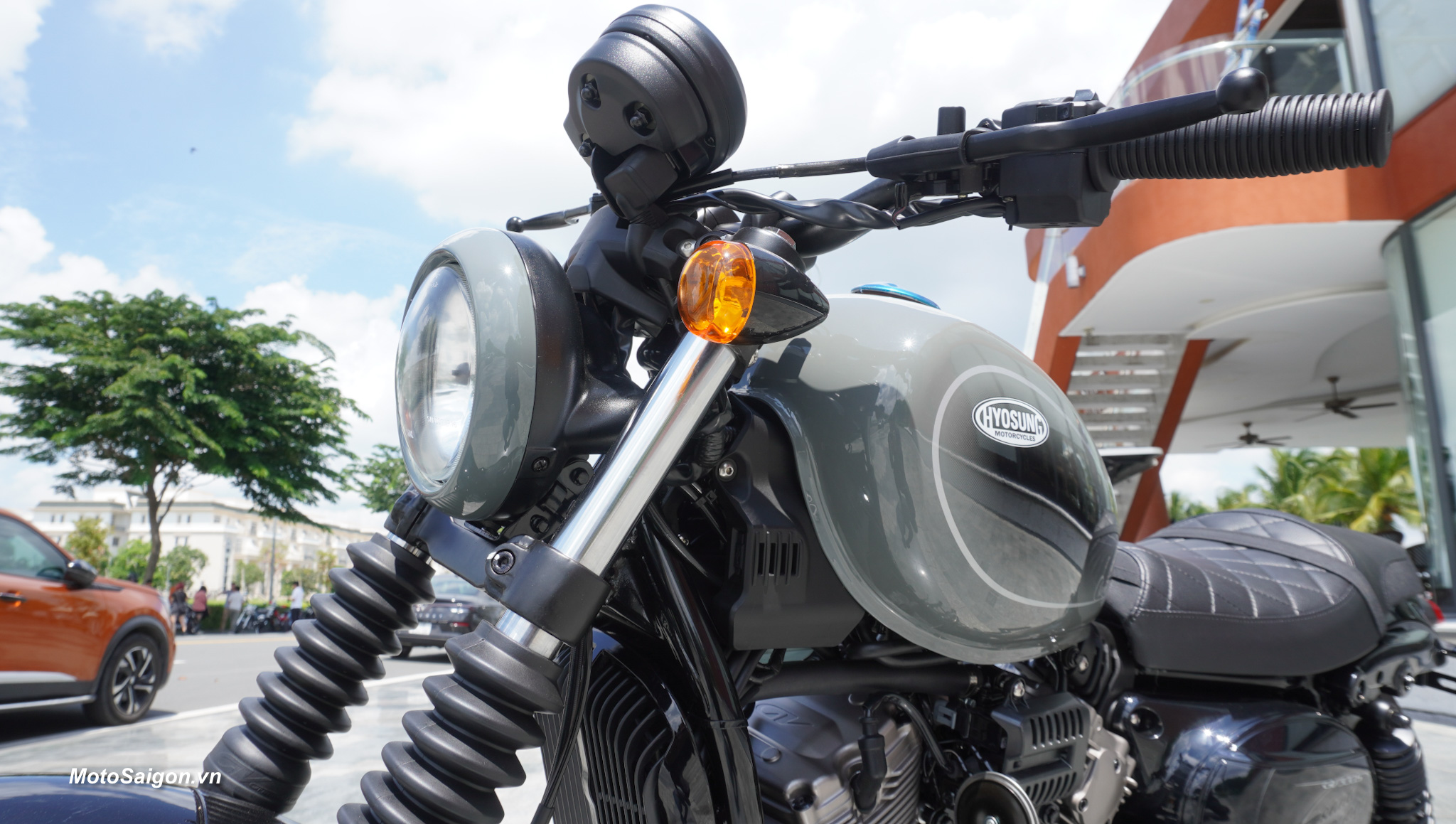 hyosung-gv300s-bobber-cruiser-gia-xe-2024-motosaigon-20.jpg