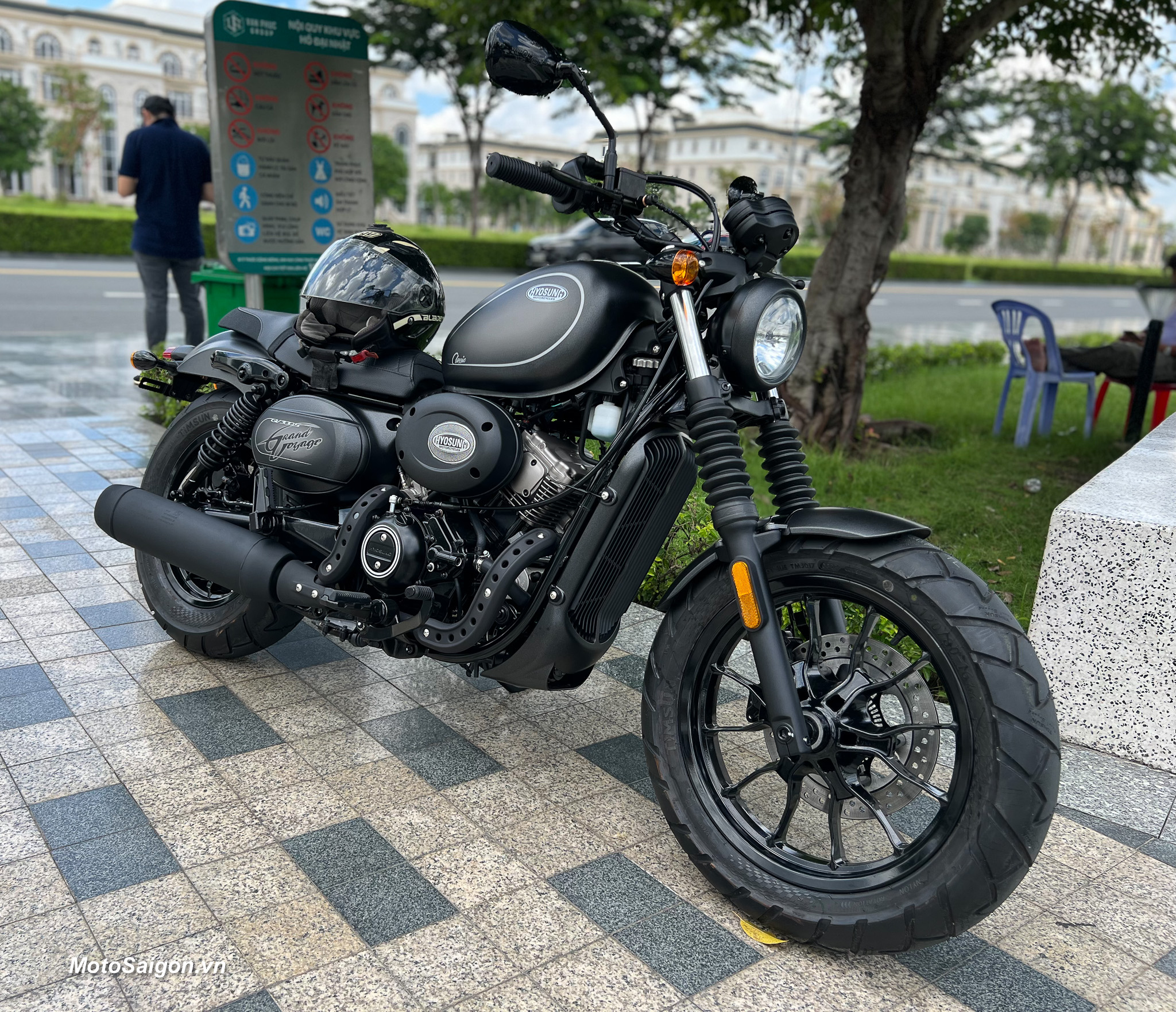 hyosung-gv300s-bobber-cruiser-gia-xe-2024-motosaigon-28.jpg