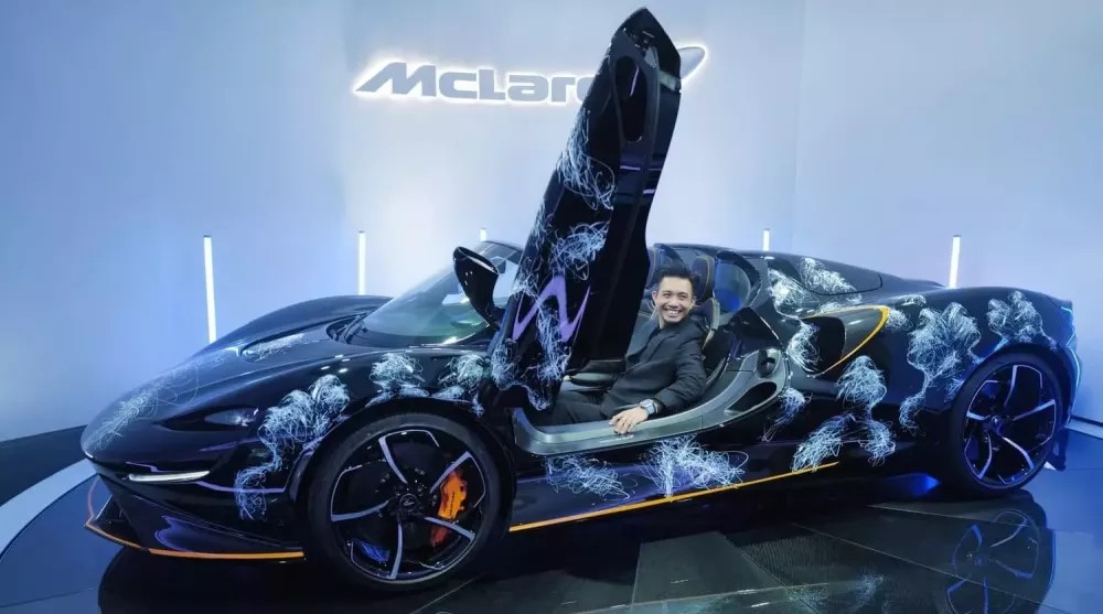 Minh "Nhựa" tung video đến đại bản doanh ở Anh để xem mắt McLaren Elva