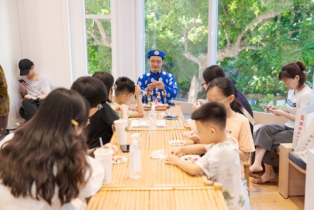 Nhiều khách hàng tự tay nặn tò he, làm gốm ngay trong không gian cửa hàng UNIQLO Hoàn Kiếm - Ảnh 2. cửa hàng UNIQLO Hoàn Kiếm