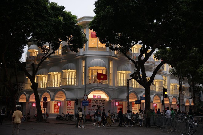 Nhiều khách hàng tự tay nặn tò he, làm gốm ngay trong không gian cửa hàng UNIQLO Hoàn Kiếm - Ảnh 9. cửa hàng UNIQLO Hoàn Kiếm