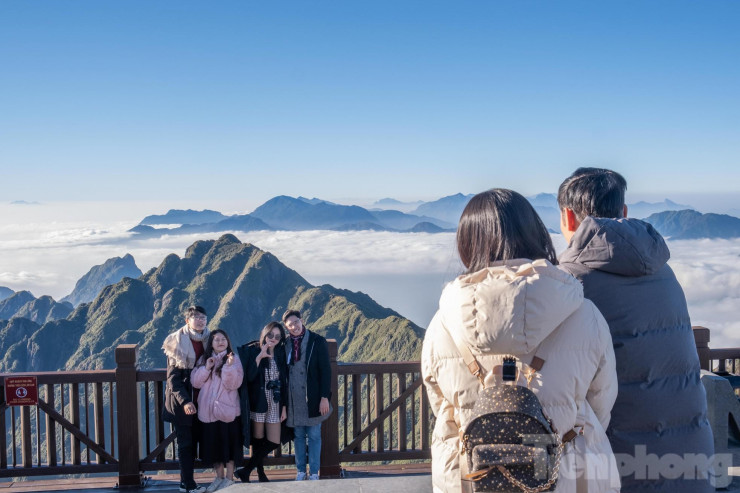 Du khách tấp nập 'săn mây' trên đỉnh Fansipan