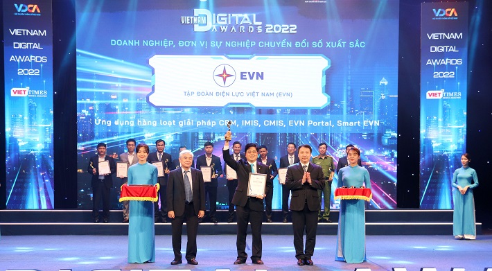 Lãnh đạo EVN nhận Giải thưởng “Doanh nghiệp chuyển đổi số xuất sắc Việt Nam” năm 2022 (ảnh tư liệu)