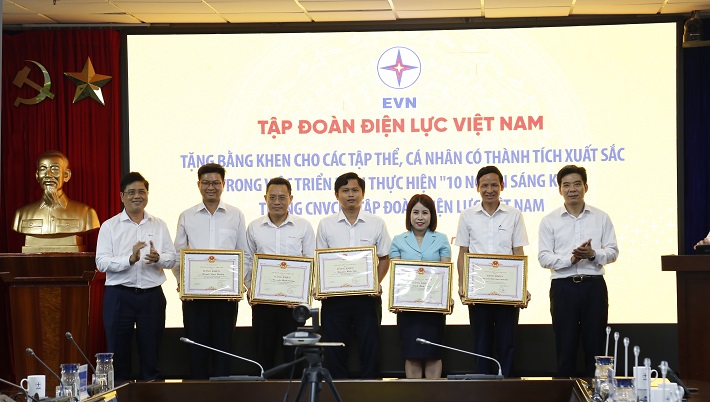 Phó Bí thư Thường trực Đảng ủy EVN Nguyễn Hữu Tuấn (ngài cùng bên phải) cùng Phó Tổng giám đốc EVN Võ Quang Lâm (ngoài cùng bên trái) trao Bằng khen của Tập đoàn cho tập thể, cá nhân có thành tích có thành tích xuất sắc trong việc triển khai thực hiện Chương trình "10 nghìn sáng kiến" giai đoạn 1.