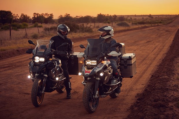 hinh-3bmw-r-1250-gs-va-bmw-r-1250-gs-adventure-so-huu-thiet-ke-an-tuong-va-cong-nghe-vuot-troi20231019105532.7670990.jpg?rt=20231019105653