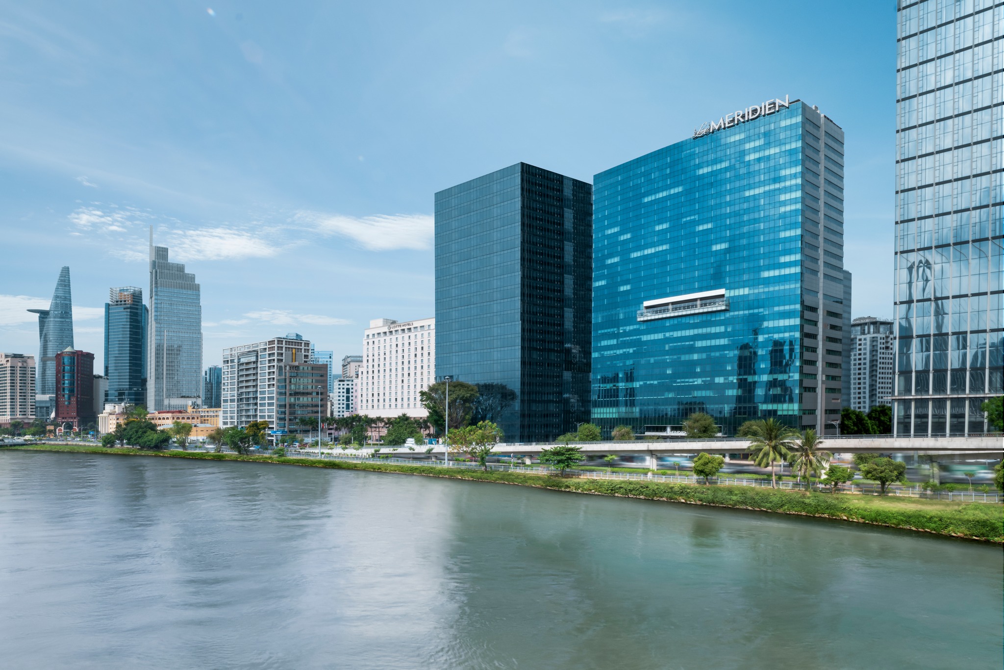 Toàn cảnh khách sạn Le Meridien Saigon với tầm nhìn bao trọn sông Sài Gòn tại quận trung tâm TP.HCM. Ảnh: Le Meridien Saigon