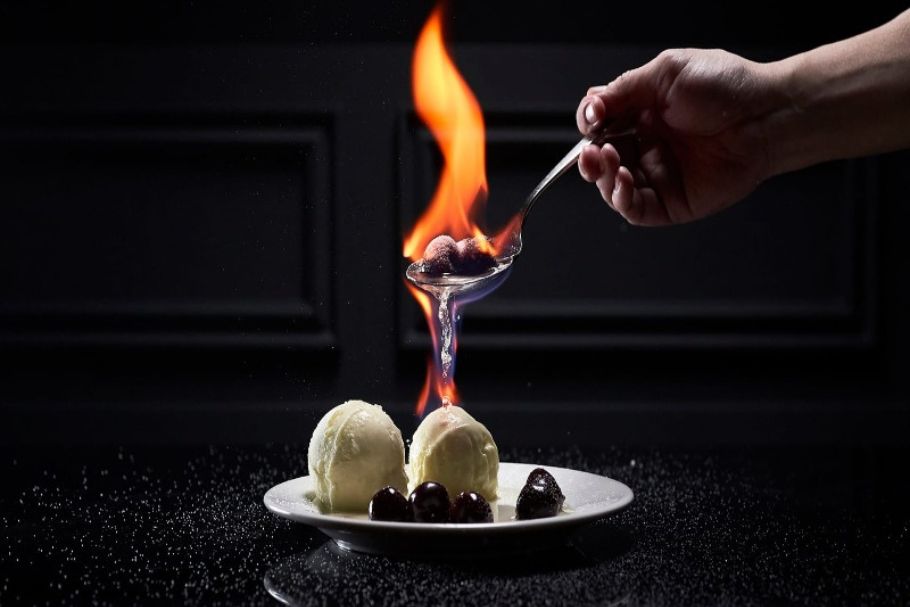 Trang trí món tráng miệng với kỹ thuật Flambé