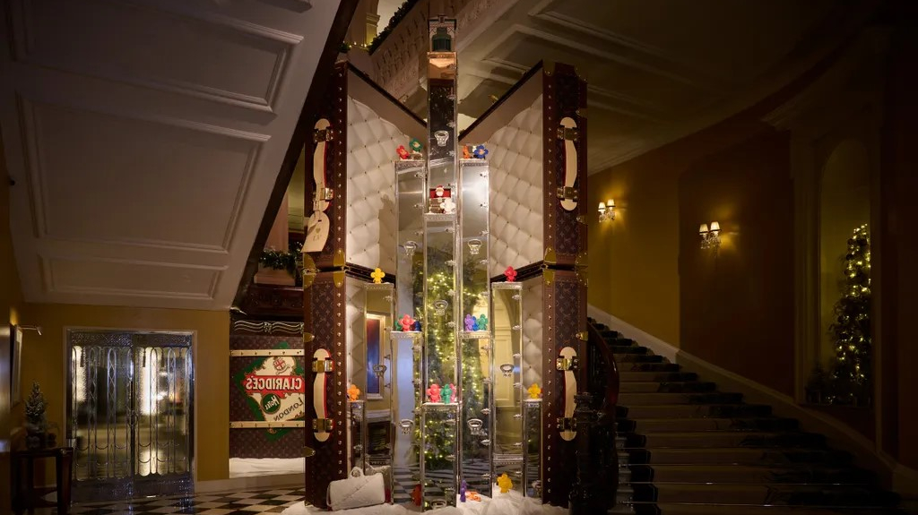 Chiêm ngưỡng cây thông Giáng sinh Claridge's 2023 của Louis Vuitton