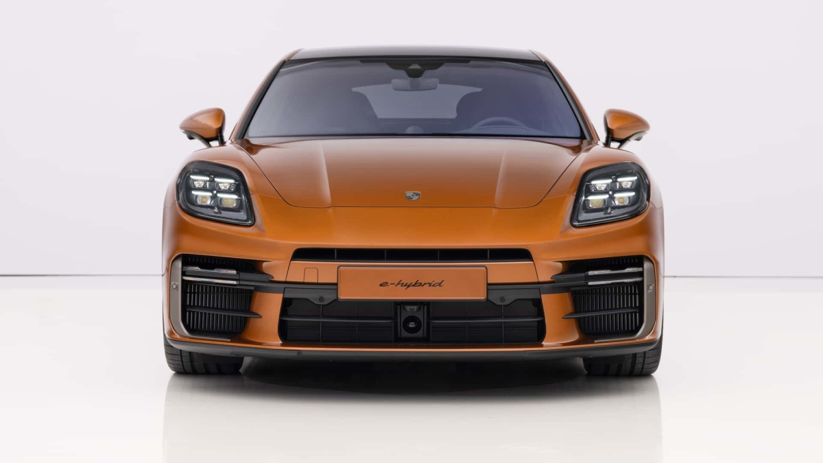 Porsche Panamera thế hệ mới ra mắt, giá từ 100.000 USD
