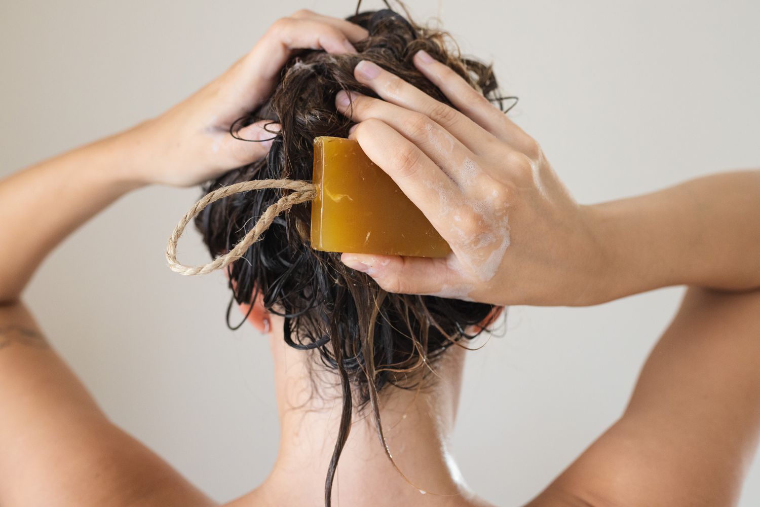 ways-go-waterless-your-beauty-routine-4861215-20-09cdb54b6cec44a39db54c86b592e673.jpg