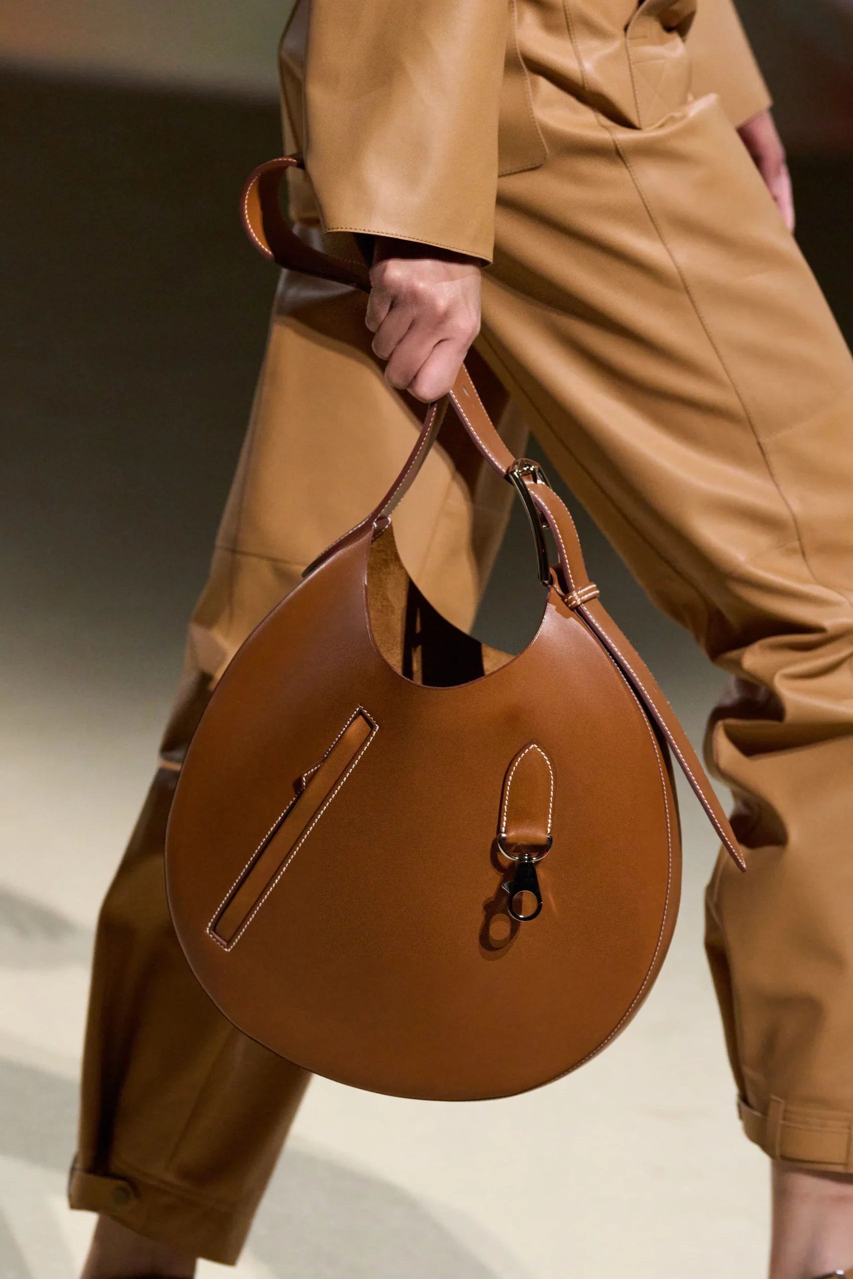 00003-hermes-spring-2023-ready-to-wear-details-credit-gorunway.jpg-scaled.webp