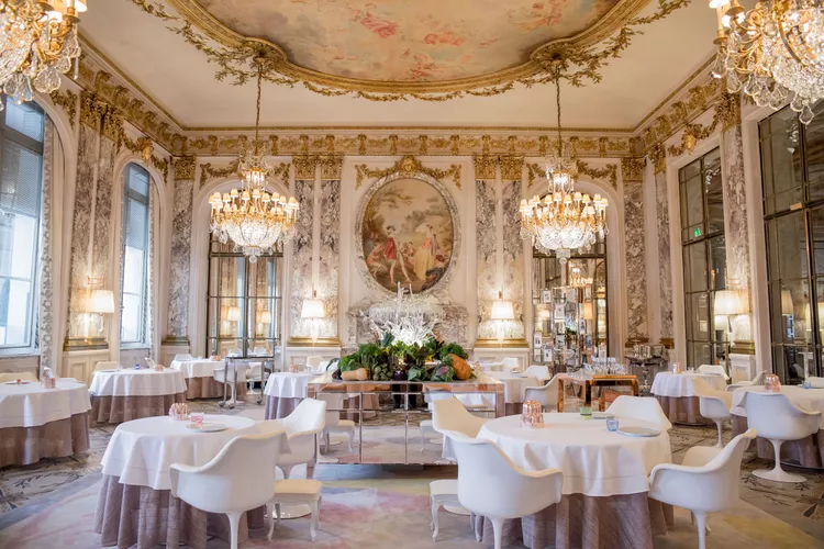 Bước vào khách sạn Le Meurice từng tổ chức tiệc cưới của Picasso