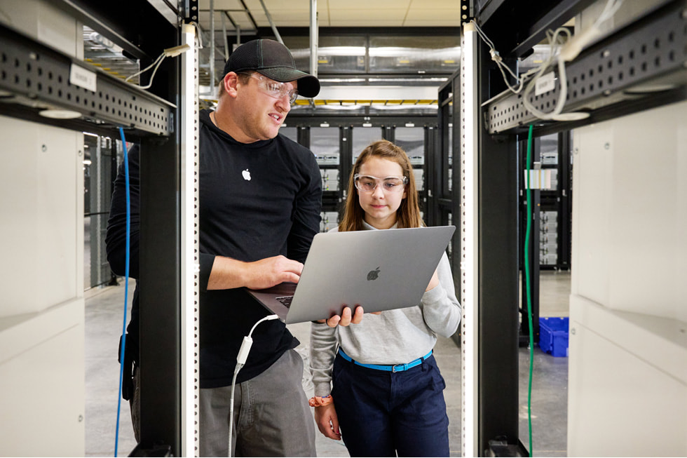 Các thành viên Apple dành thời gian tình nguyện học tập cùng với các học sinh.