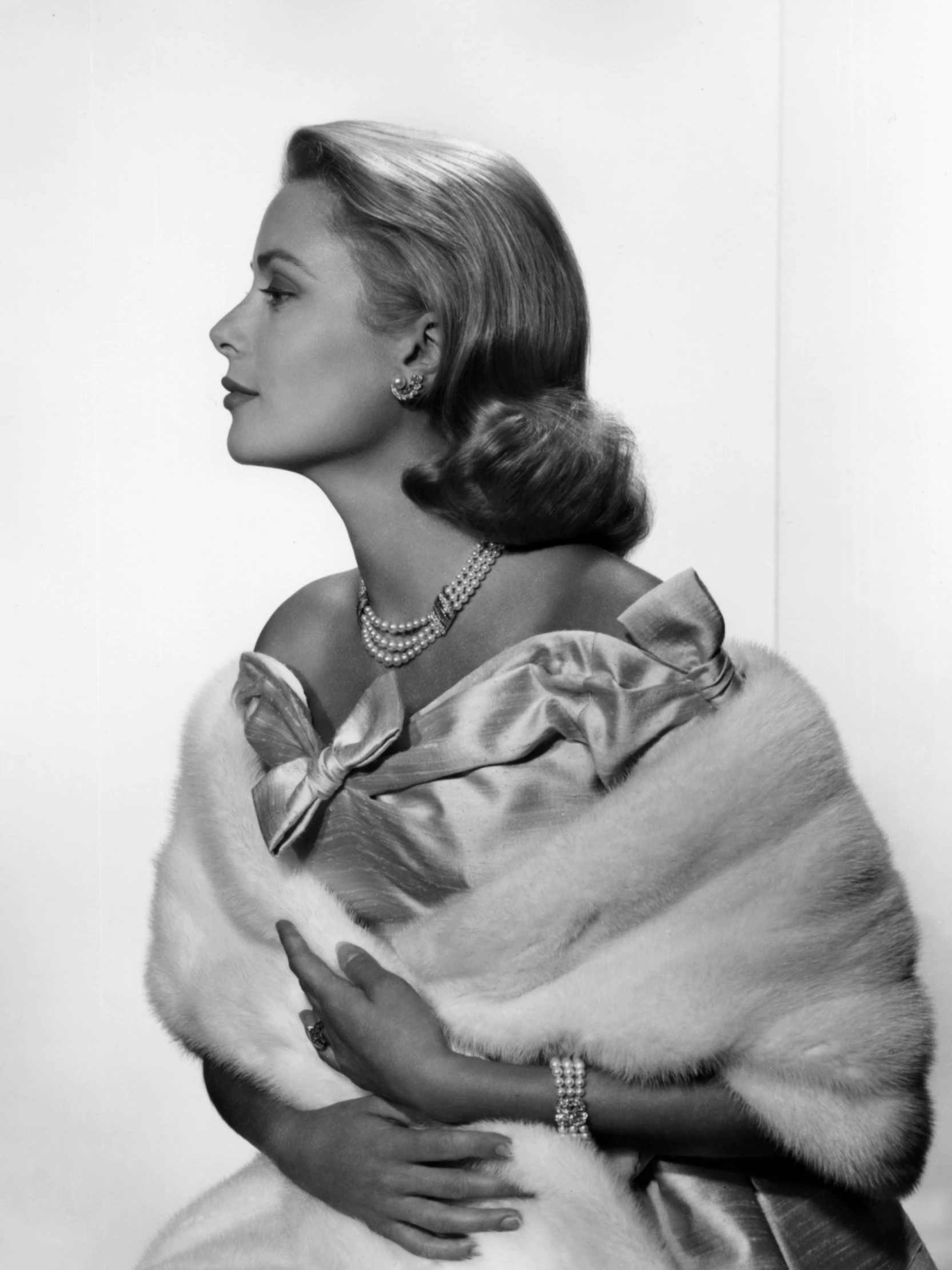 van-cleef-arpels-grace-kelly-cover-555-740@3x.jpg.webp