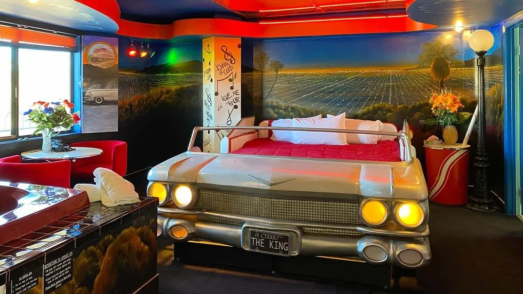 Hotel Kitsch: Chuyến tham quan thú vị về những nơi nghỉ kỳ ảo ở Mỹ