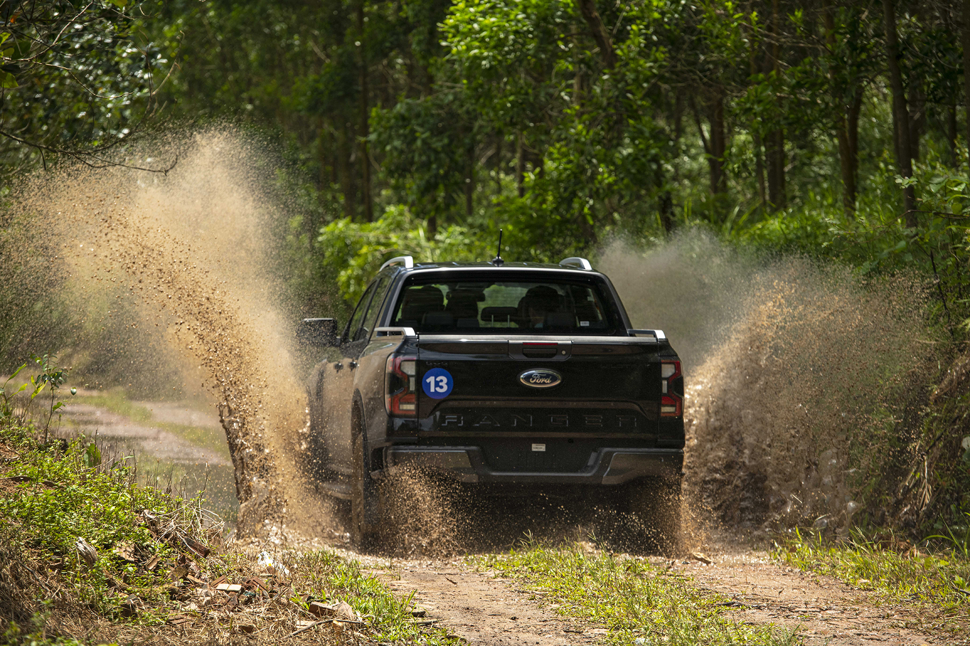 9 mẹo lái xe off-road chinh phục mọi địa hình