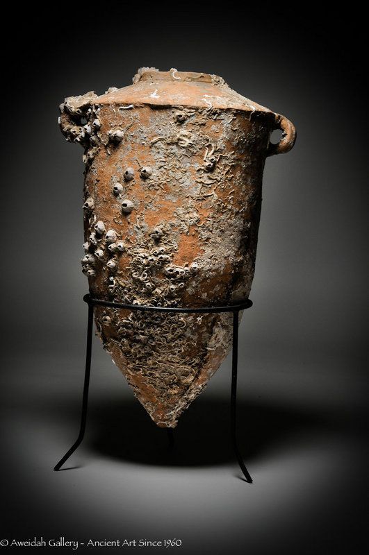 Bình rượu Amphora bằng gốm được phát hiện từ một vụ đắm tàu của người Phoenician đi giao thương