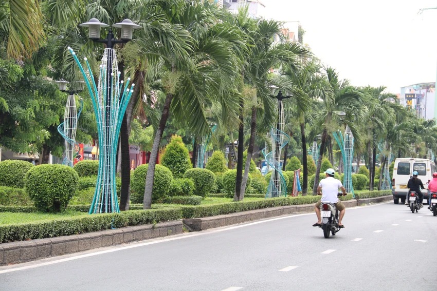 Cảnh quan xanh mát trên đường Phan Xích Long.