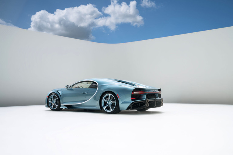 Đại gia tặng sinh nhật vợ siêu xe Bugatti Chiron Super Sport