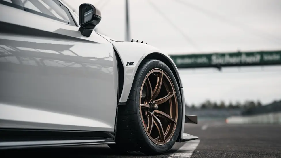 ABT XGT Audi R8: Từ chiếc xe đua đến siêu xe đường phố với giá 520 nghìn bảng Anh