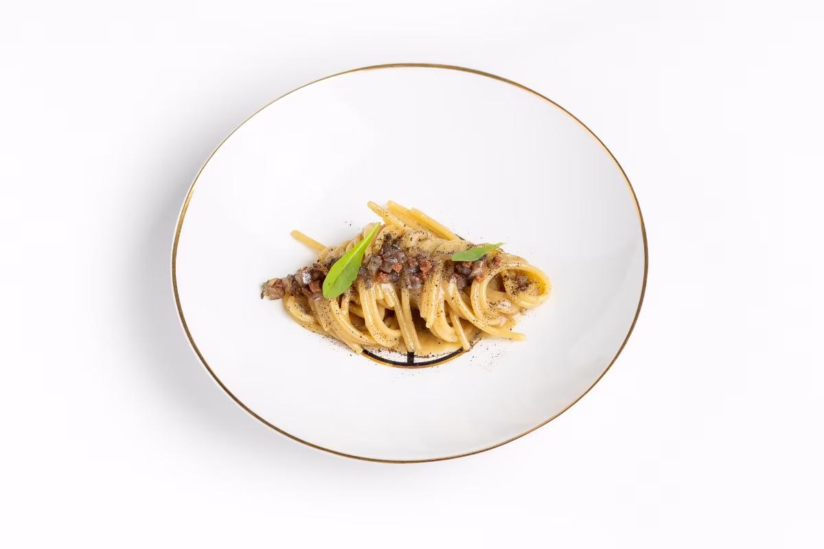 Spaghetti mantecati với bơ, cá cơm và trà hun khói tại Il Piccolo Principe.