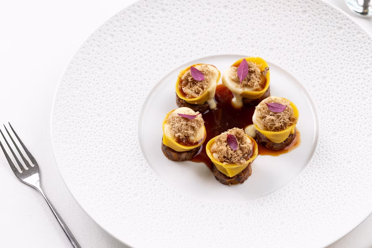 Bánh tortello với hành ngọt, đuôi bò, pecorino và nấm cục tại Il Piccolo Principe.