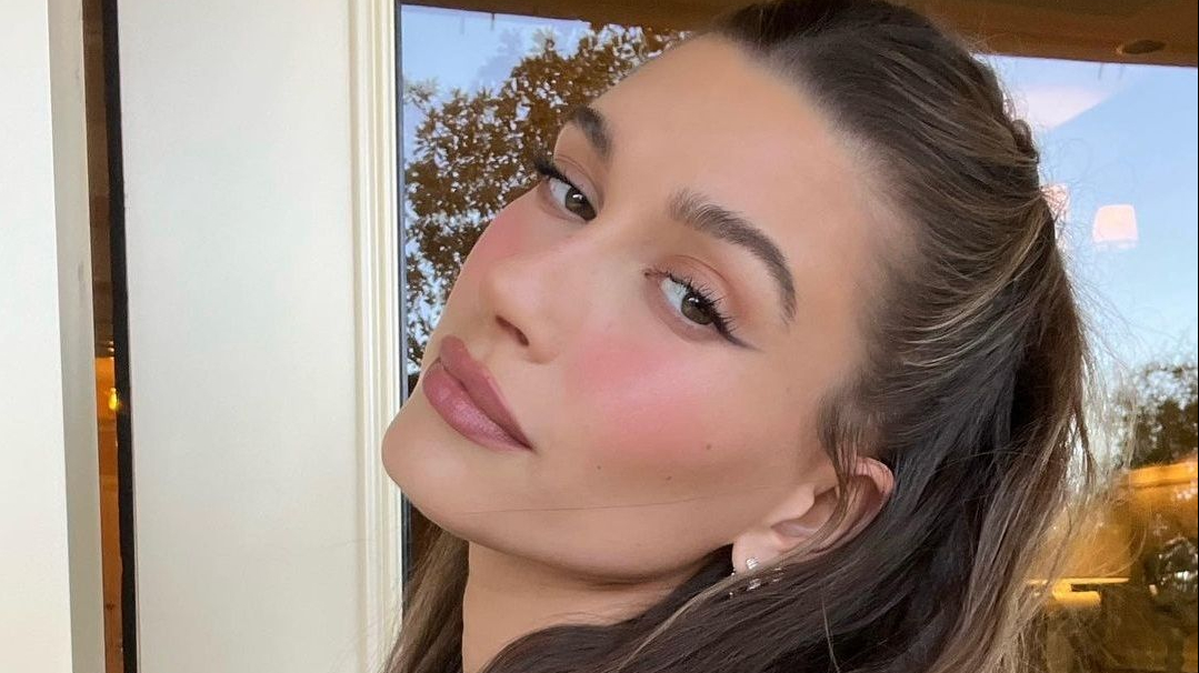Hailey Bieber đã trở thành "biểu tượng" trong giới thời trang thế nào?