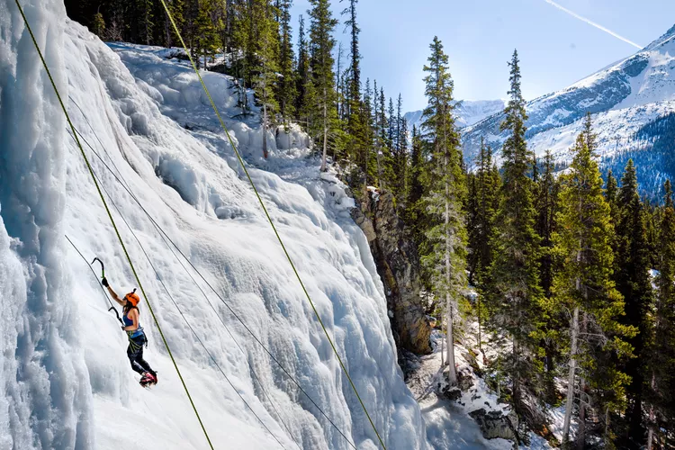 Du lịch đi bộ trên băng và leo băng tại Maligne Canyon, Jasper