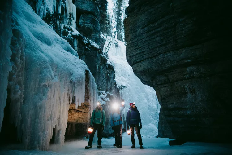 Du lịch đi bộ trên băng và leo băng tại Maligne Canyon, Jasper