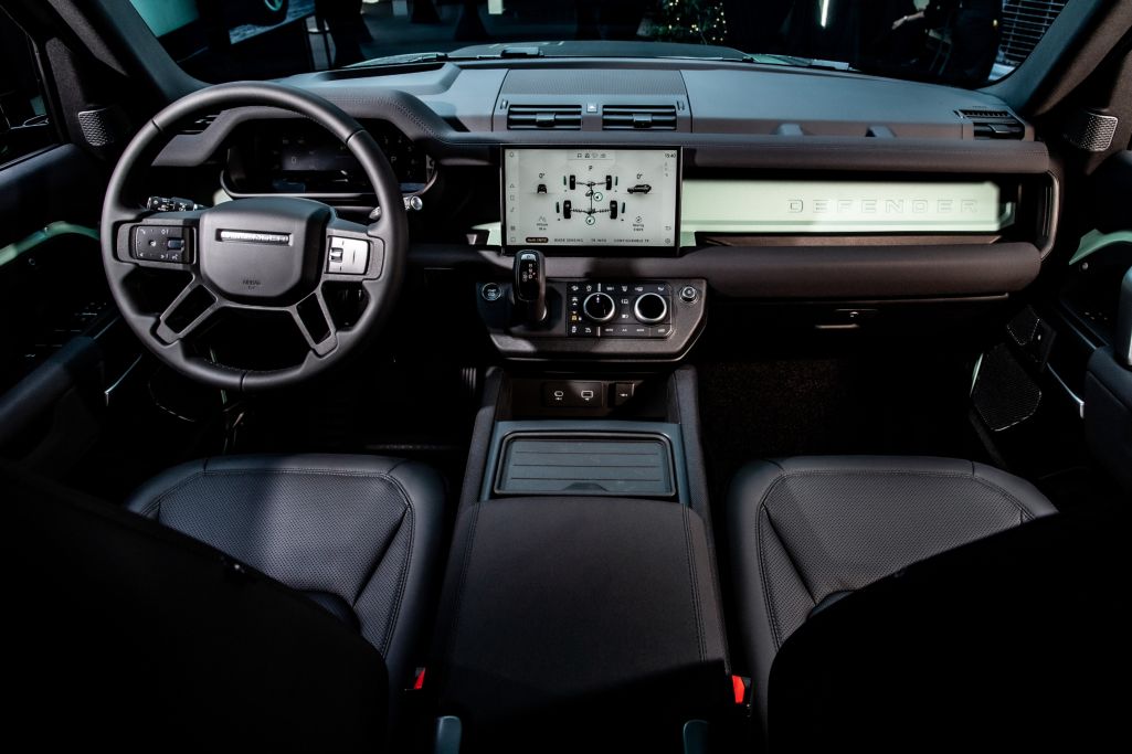 Hai anh em ở Bình Dương "chơi lớn" chi hơn 15 tỷ tậu 2 chiếc Land Rover Defender 75th Limited Edition cực giới hạn tại Việt Nam