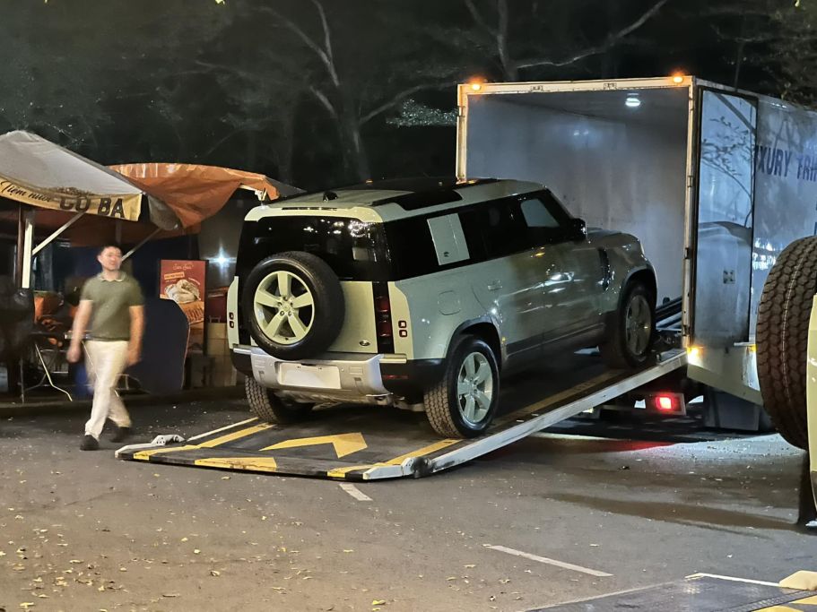 Hai anh em ở Bình Dương "chơi lớn" chi hơn 15 tỷ tậu 2 chiếc Land Rover Defender 75th Limited Edition cực giới hạn tại Việt Nam