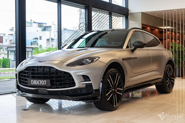Aston Martin DBX707