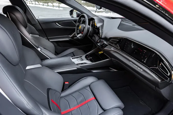 Aston Martin DBX707