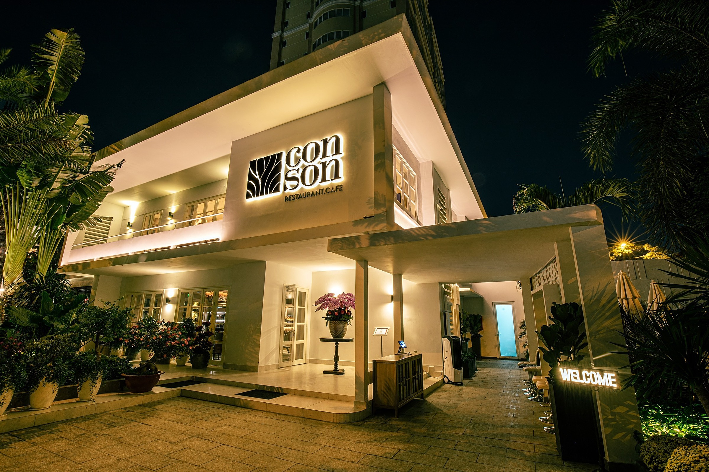 Có gì trong Côn Sơn Restaurant 5 sao của diễn viên Chi Bảo?