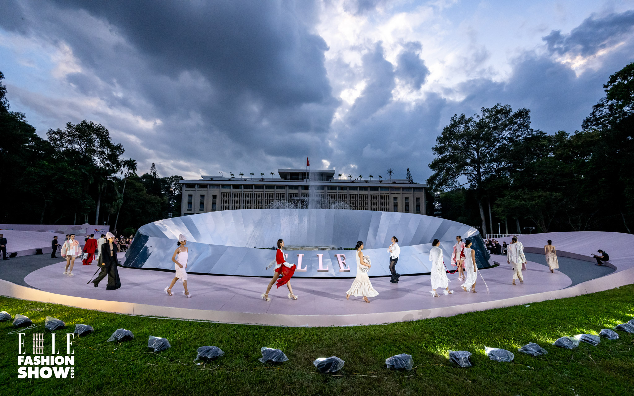 ELLE Fashion Show 2023: Giao lộ thời trang và kiến trúc