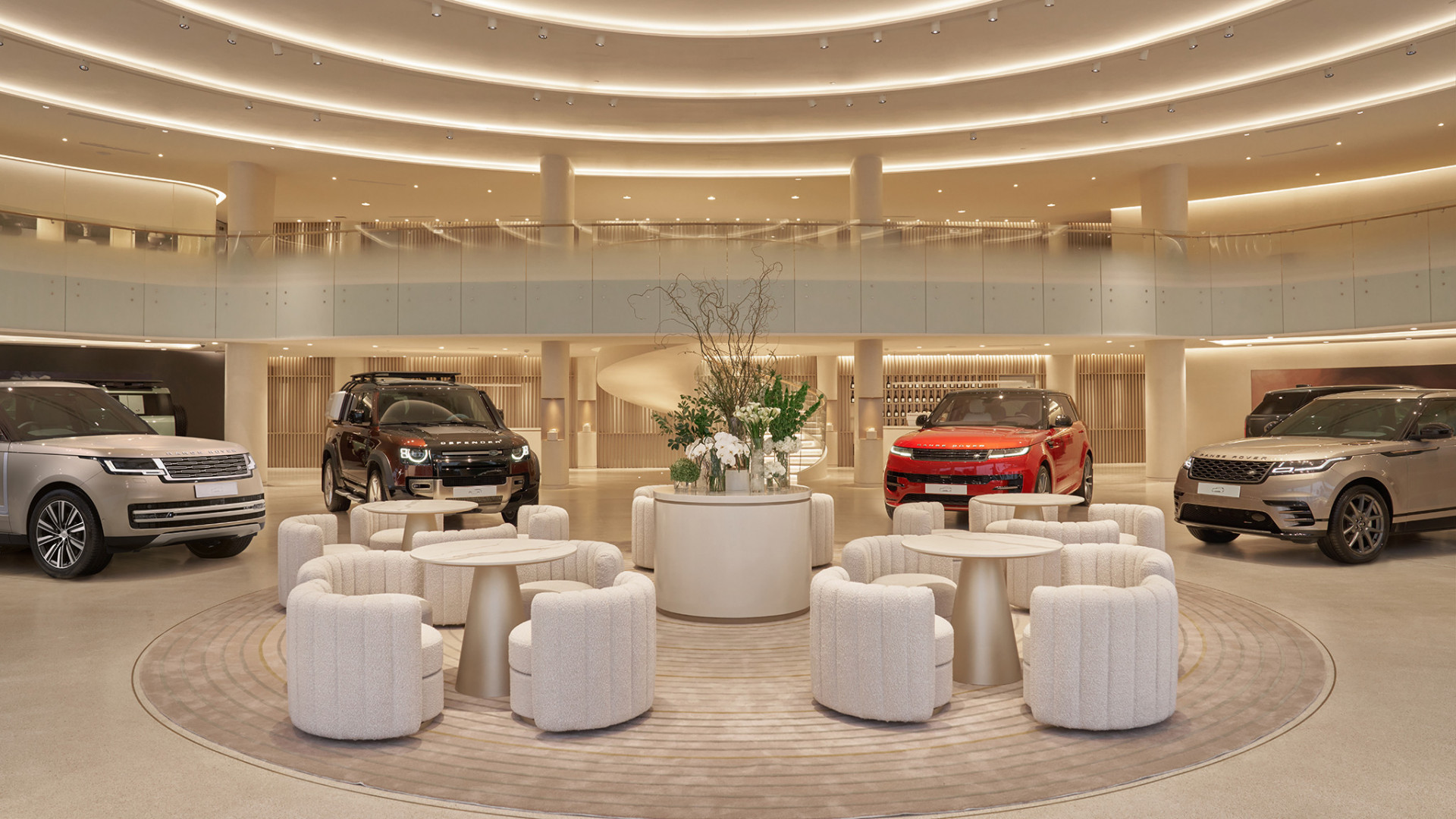 JLR Việt Nam ra mắt trung tâm trưng bày "Morden Luxury" đầu tiên trên thế giới tại Hà Nội, với không gian đẳng cấp và sang trọng, thể hiện tầm nhìn "Ngôi nhà thương hiệu".