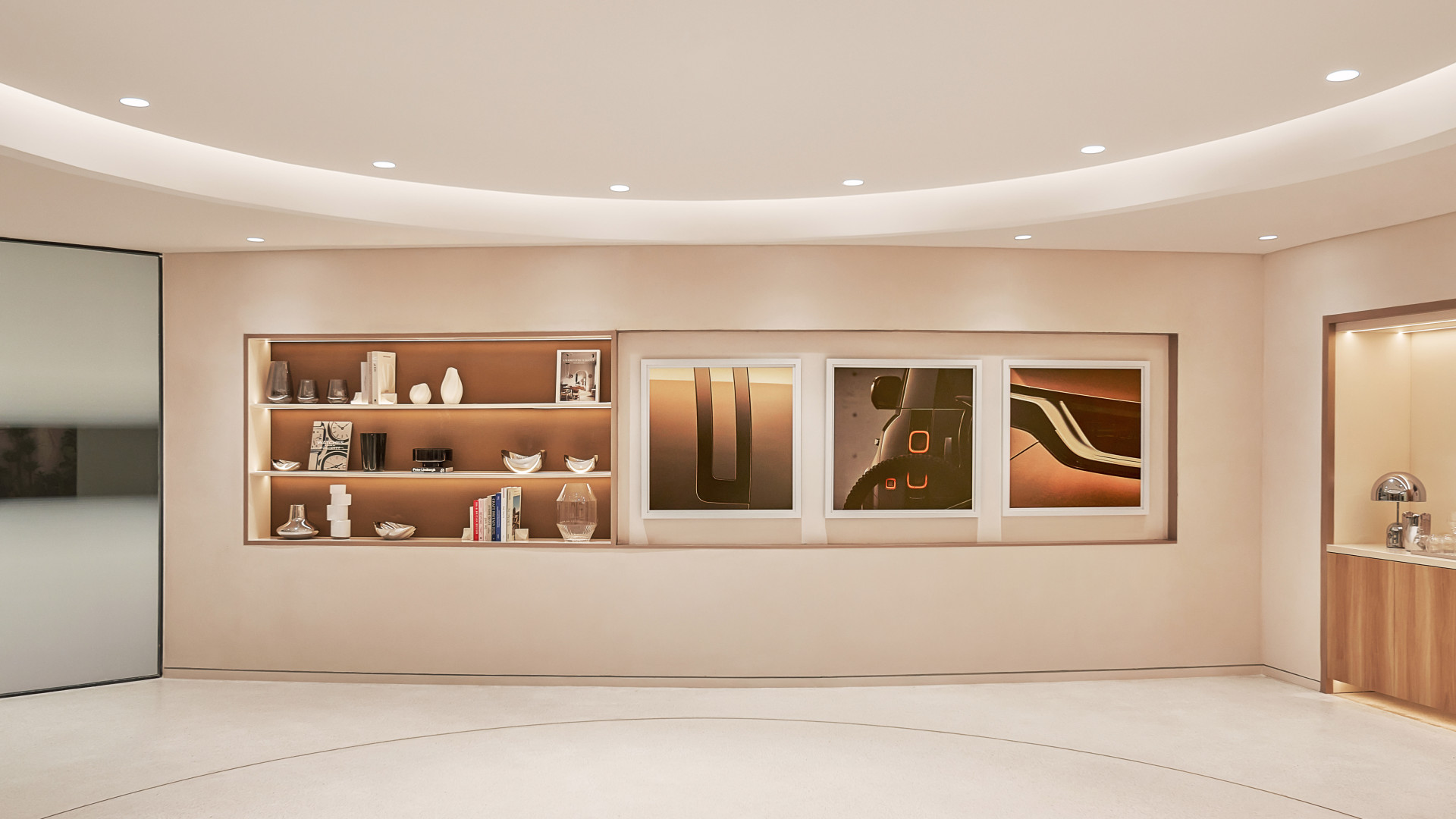 JLR Việt Nam ra mắt trung tâm trưng bày "Morden Luxury" đầu tiên trên thế giới tại Hà Nội, với không gian đẳng cấp và sang trọng, thể hiện tầm nhìn "Ngôi nhà thương hiệu".