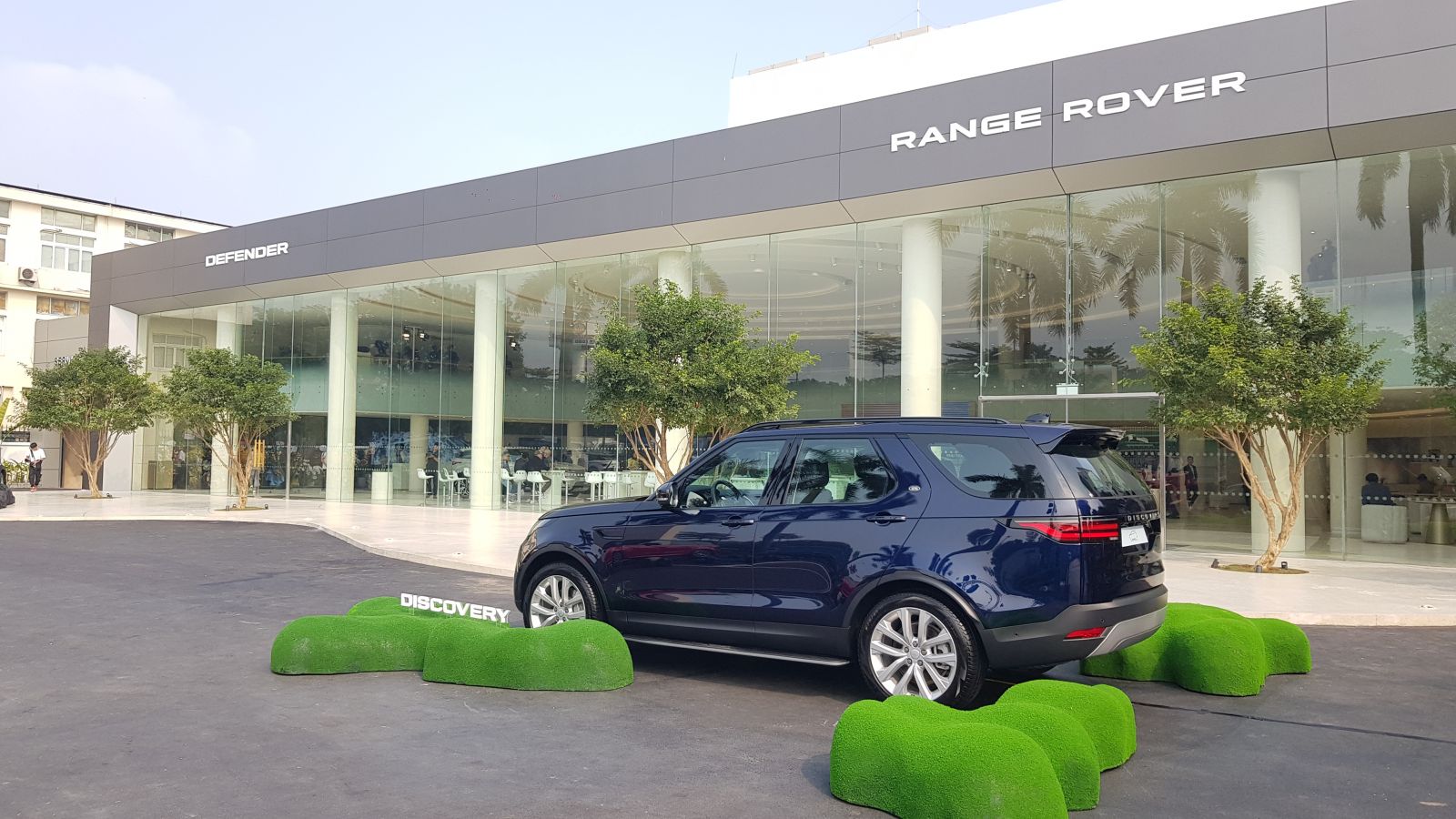 JLR Việt Nam ra mắt trung tâm trưng bày "Morden Luxury" đầu tiên trên thế giới tại Hà Nội, với không gian đẳng cấp và sang trọng, thể hiện tầm nhìn "Ngôi nhà thương hiệu".