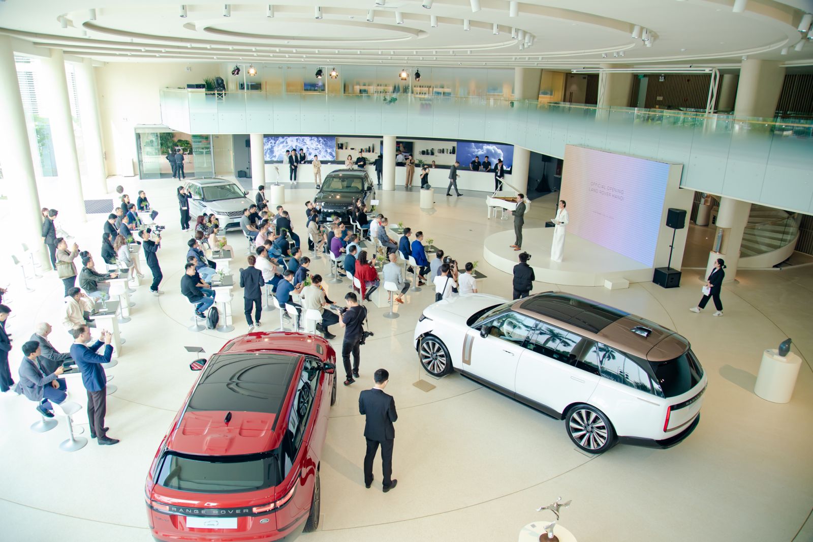 JLR Việt Nam ra mắt trung tâm trưng bày "Morden Luxury" đầu tiên trên thế giới tại Hà Nội, với không gian đẳng cấp và sang trọng, thể hiện tầm nhìn "Ngôi nhà thương hiệu".