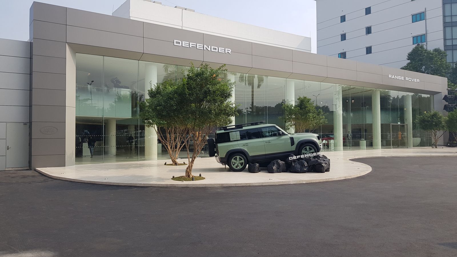 JLR Việt Nam ra mắt trung tâm trưng bày "Morden Luxury" đầu tiên trên thế giới tại Hà Nội, với không gian đẳng cấp và sang trọng, thể hiện tầm nhìn "Ngôi nhà thương hiệu".